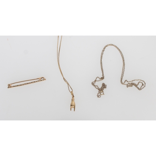 606 - 9ct gold tie pin, 9ct gold hand pendant on chain and a 9ct gold trace chain, 3.9g.