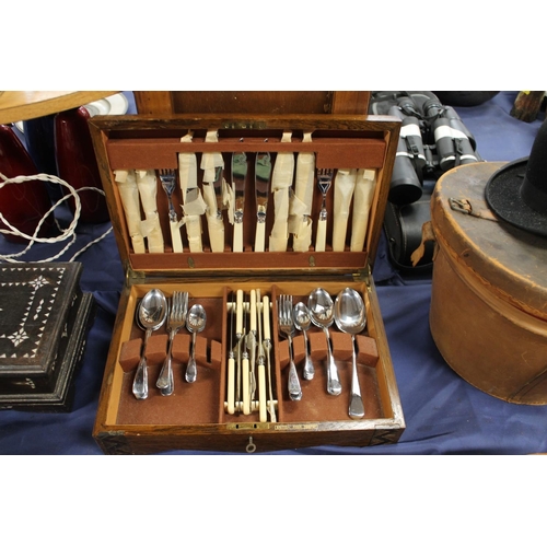 51 - Canteen of silver-plated cutlery.