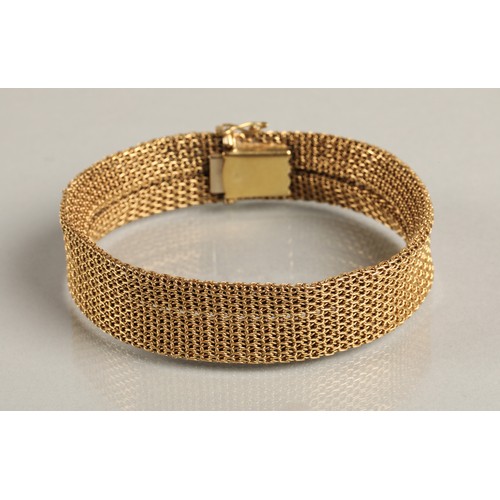 44 - Ladies 18ct yellow gold bracelet, 18.5cm long, 40.8g.