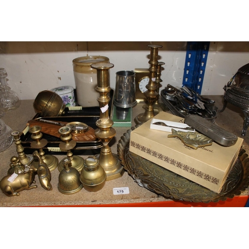 175 - Collection of brass and metalware.