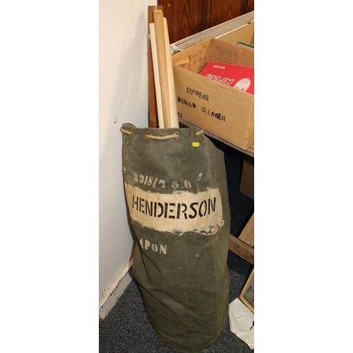 181 - Military kit bag containing micellanous items to include Daily Express WW2 map, military protection ... 