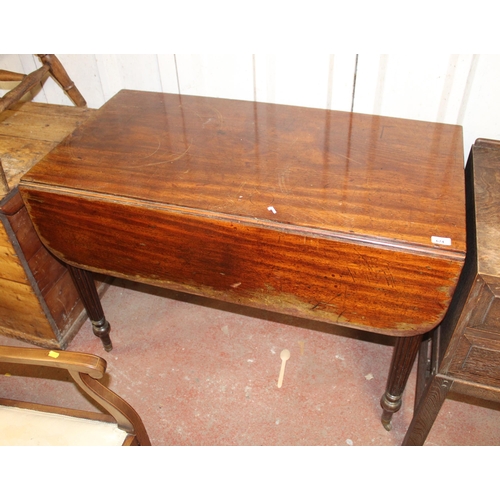 674 - Drop-leaf table.