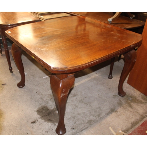 700 - Mahogany dining table on cabriole legs, 74cm high.