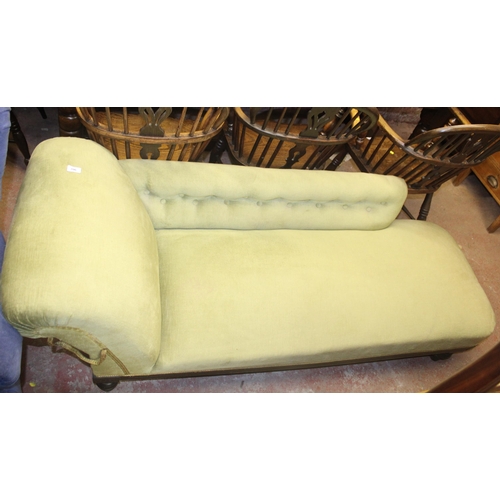 706 - Green upholstered chaise longue.