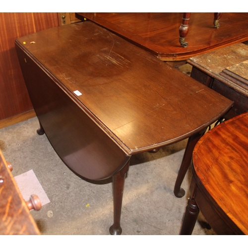 712 - Drop-leaf table.