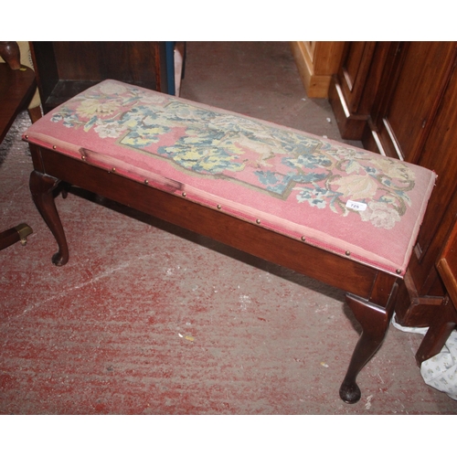 725 - Upholstered piano stool.