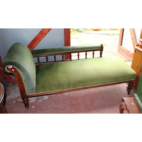 733 - Upholstered chaise longue.