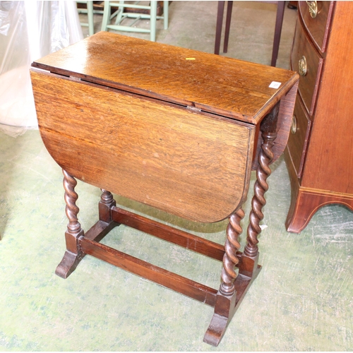 792 - Oak drop-leaf occasional table.