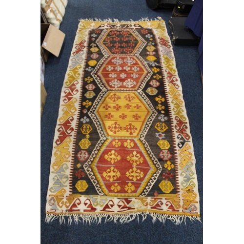 816 - Shabby Chic style fringed rug with hexagonal pattern to the centre, 210cm long.