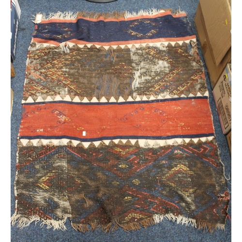 817 - Shabby Chic style column pattern fringed rug, 115cm long.