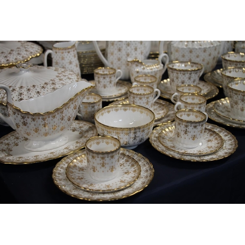 87A - Spode  Fleur de Lys dinner service, comprising tureens, plates, cups, saucers, gravy boats, jugs, et... 