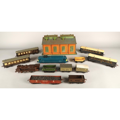 543 - Collection of assorted O gauge model railway to include locomotive, passenger coaches and Hornby ser... 