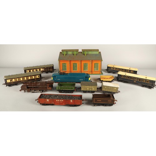 543 - Collection of assorted O gauge model railway to include locomotive, passenger coaches and Hornby ser... 