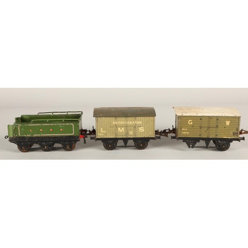 543 - Collection of assorted O gauge model railway to include locomotive, passenger coaches and Hornby ser... 