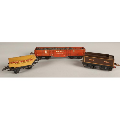 543 - Collection of assorted O gauge model railway to include locomotive, passenger coaches and Hornby ser... 