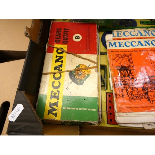 40 - Box of vintage Meccano.