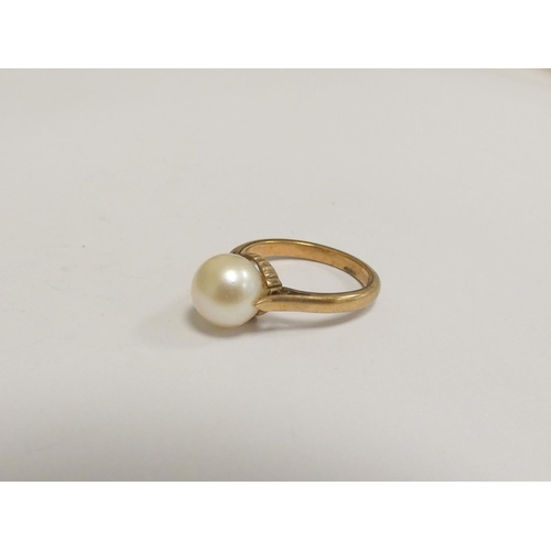 64 - 9ct gold pearl ring size 'K', 3g.