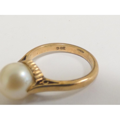 64 - 9ct gold pearl ring size 'K', 3g.