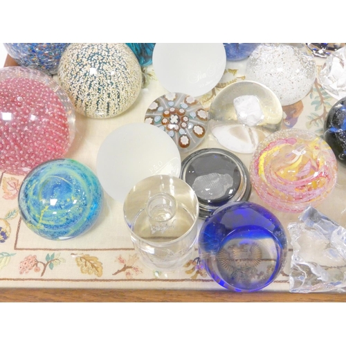 294 - Tray of mixed art glass paperweights to include a limited edition aquarium paperweight by Caithness ... 