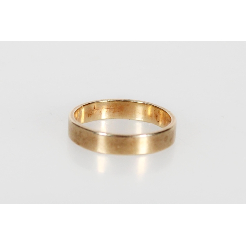 414 - 9ct gold wedding band, 2.6g.