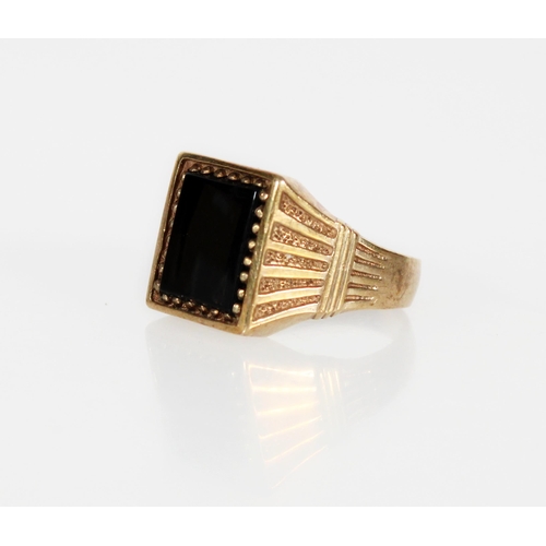 417 - 9ct gold signet ring set with plain onyx stone, size U, 7.3g.