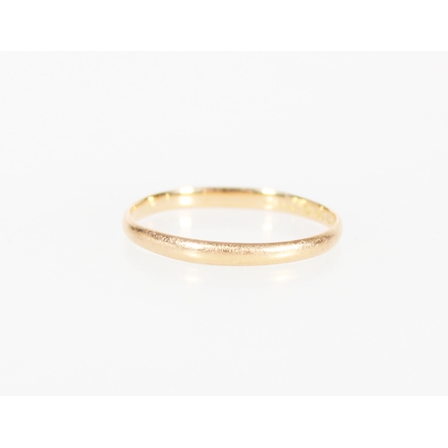 431 - 18ct gold wedding band, 1.4g.