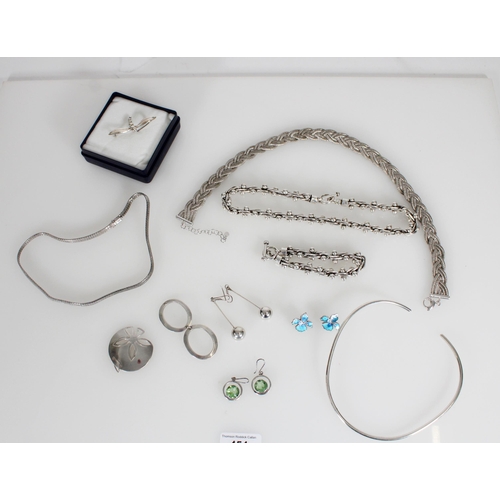 454 - Silver and other jewellery to include a matching modernist necklace and bracelet set, earrings, etc.