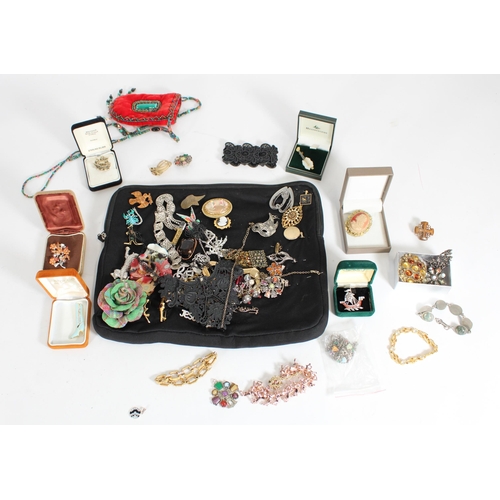 455 - Costume jewellery to include brooches, pendants, bracelets, etc.