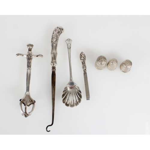 484 - Three silver thimbles, silver shell spoon, silver handle button hook etc.