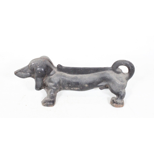 31 - Cast iron boot scraper in the form of a dachshund. 