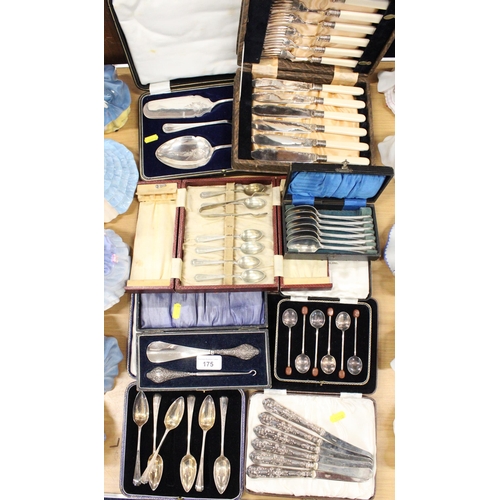 175 - Boxed silver-plated ware to include coffee bean spoons, grapefruit spoons, silver handle butter kniv... 