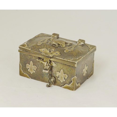 125 - Edwardian hammered silver trinket box, hinged with applied cartouche, strapwork and fleur-de-lys mot... 