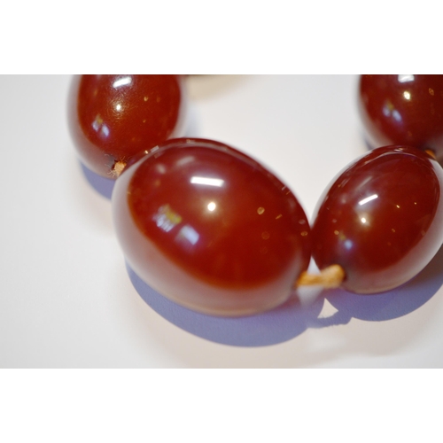 192 - Cherry amber bead necklace, 45cm long, 73g.