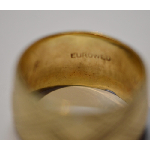 209 - 9ct gold engraved band ring, size V, 7.6g.