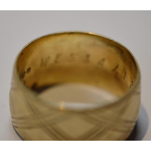 209 - 9ct gold engraved band ring, size V, 7.6g.