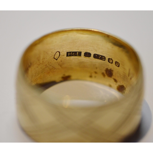 209 - 9ct gold engraved band ring, size V, 7.6g.