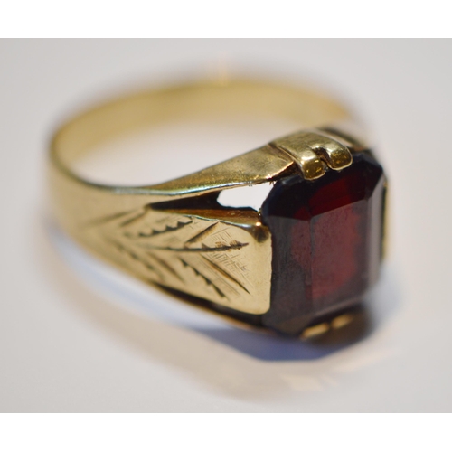 212 - 9ct gold gent's garnet ring, 1972, size T, 6.9g gross.