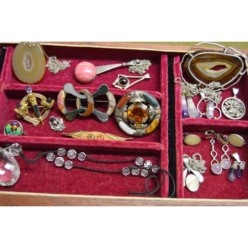 218 - Scottish silver pebble brooch, two others and a quantity of silver costume and other jewellery, to i... 