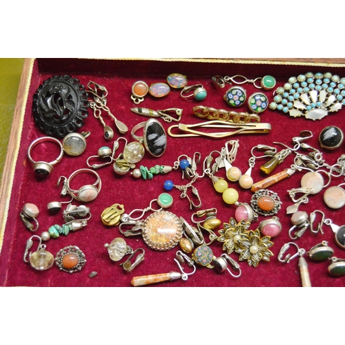 218 - Scottish silver pebble brooch, two others and a quantity of silver costume and other jewellery, to i... 