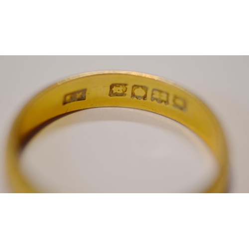 225 - 22ct gold band ring, size R, 4.1g.