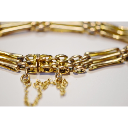 237 - 9ct gold gate bracelet of fetter and ring pattern, 8g.