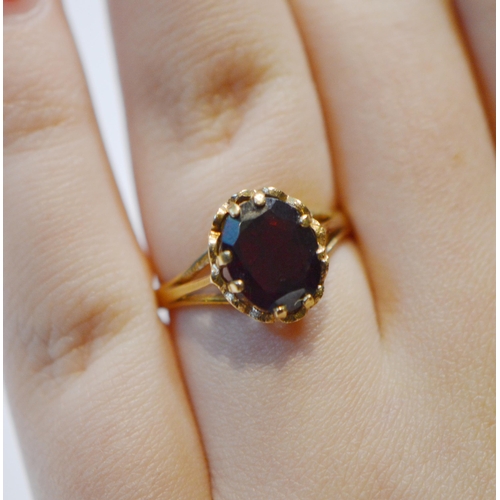 239 - Garnet ring in 9ct gold, size M with spring, 2.8g gross.