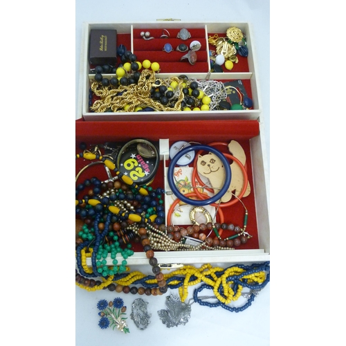 411 - Jewellery box containing silver and costume jewellery to include silver rings, bead necklaces, bangl... 