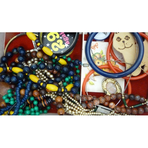411 - Jewellery box containing silver and costume jewellery to include silver rings, bead necklaces, bangl... 