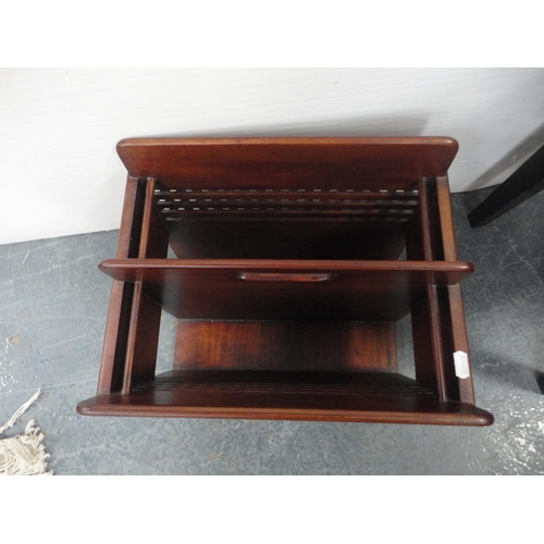 424 - Adjustable ebonised piano stool and a magazine rack.  (2)