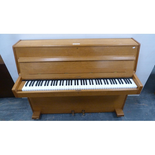 481 - Lindner cottage-style piano.