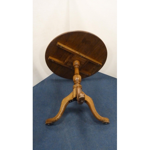 504 - George III style circular oak table with saucer top, on turned column and tripod feet, 77cm high and... 