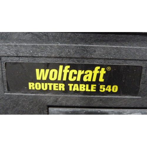 509 - Wolfcraft 540 router table and accessories.