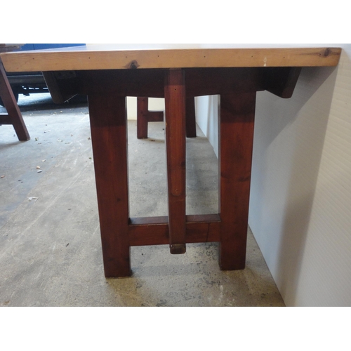 528 - Trestle table.