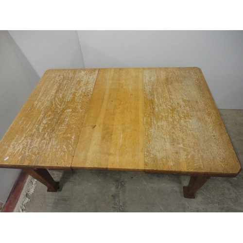 541 - Early 20th century oak wind-out dining table with one additional leaf.